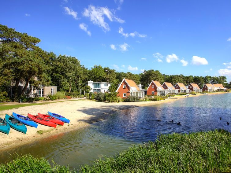 Zandstrand met kano's bij Vakantiehuis Geheim van Otterlo 6 in Otterlo, Veluwe, Gelderland.