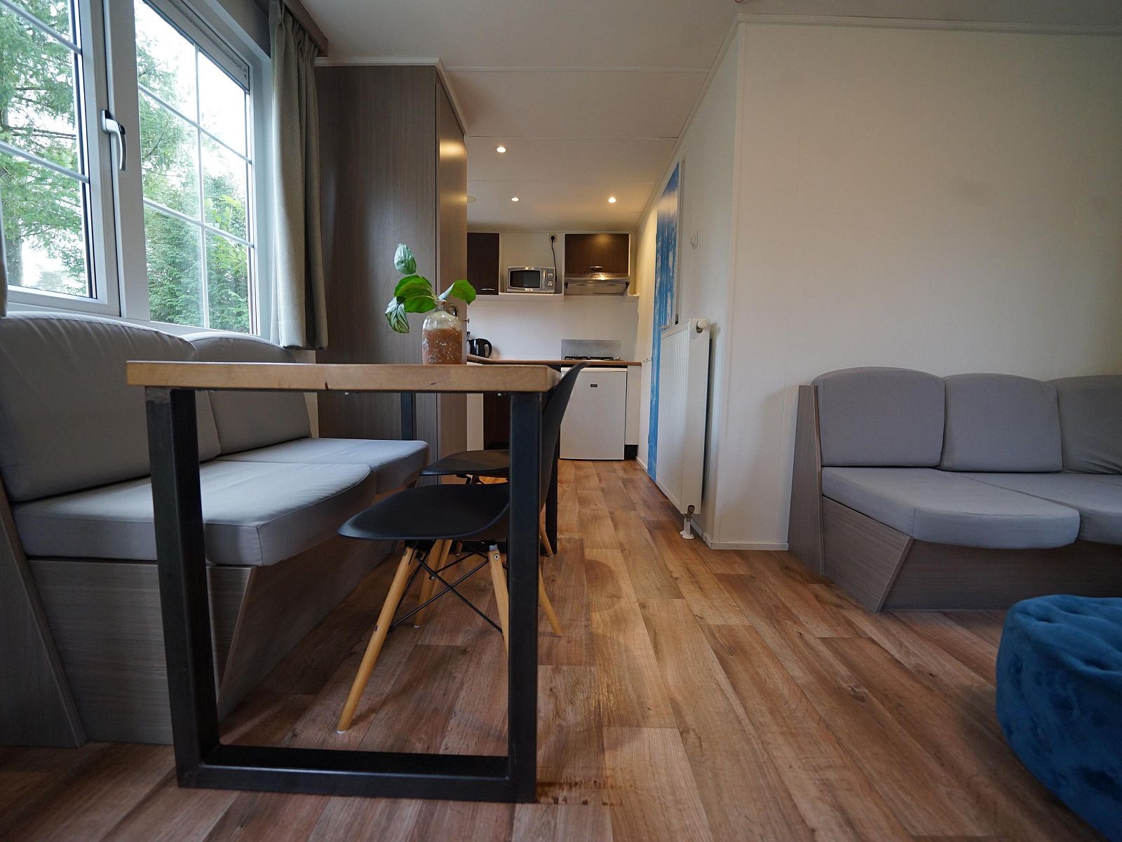 Gemtlicher Innenbereich des freistehenden Hauses in Otterlo, Veluwe, mit moderner Kche und komfortabler Sitzecke in Gelderland.