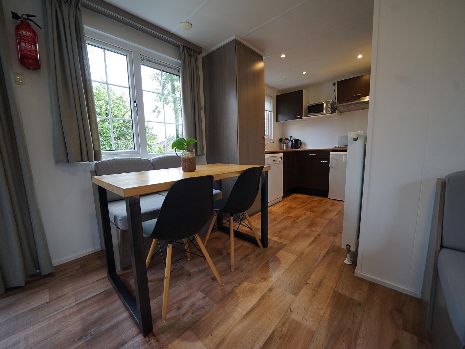 Gemtlicher Innenbereich des freistehenden Hauses in Otterlo, Veluwe, mit moderner Kche und Essbereich, ideal fr einen entspannten Urlaub.