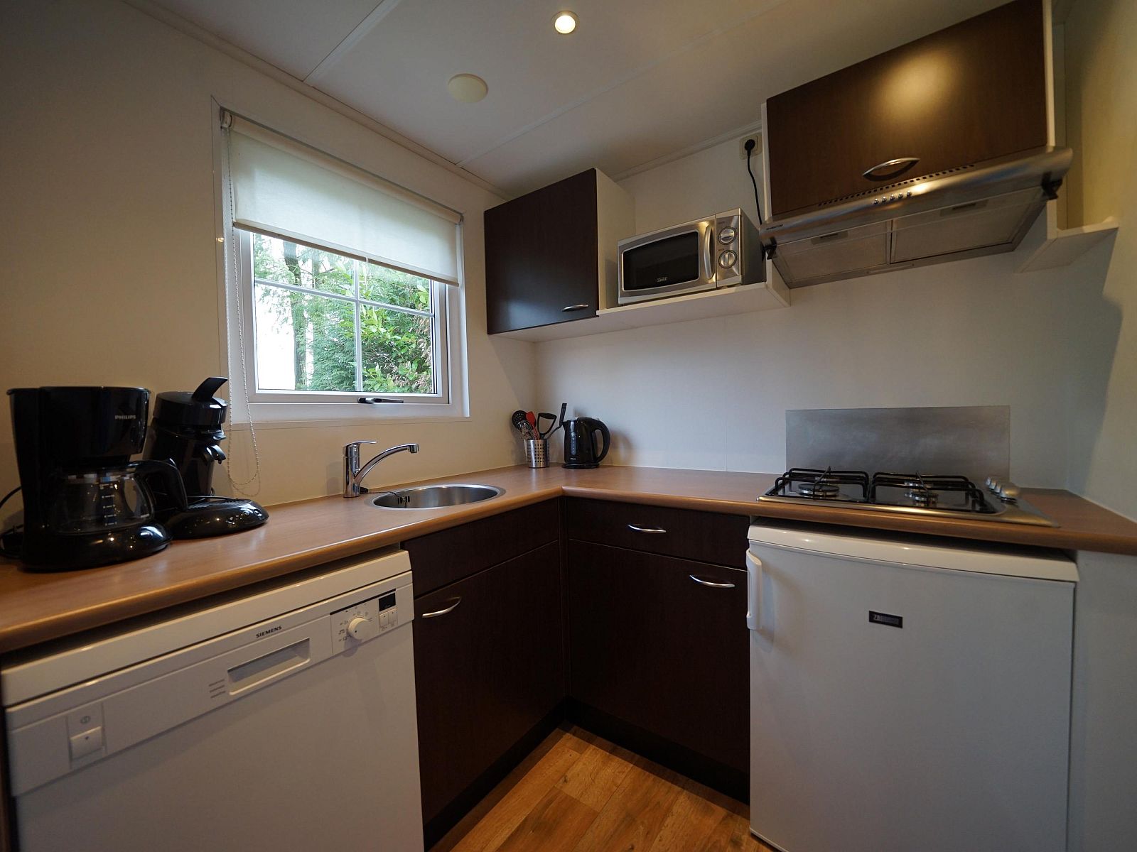 Moderne Kche im freistehenden Haus in Otterlo, Veluwe, Gelderland, mit kompletter Ausstattung fr einen komfortablen Aufenthalt.