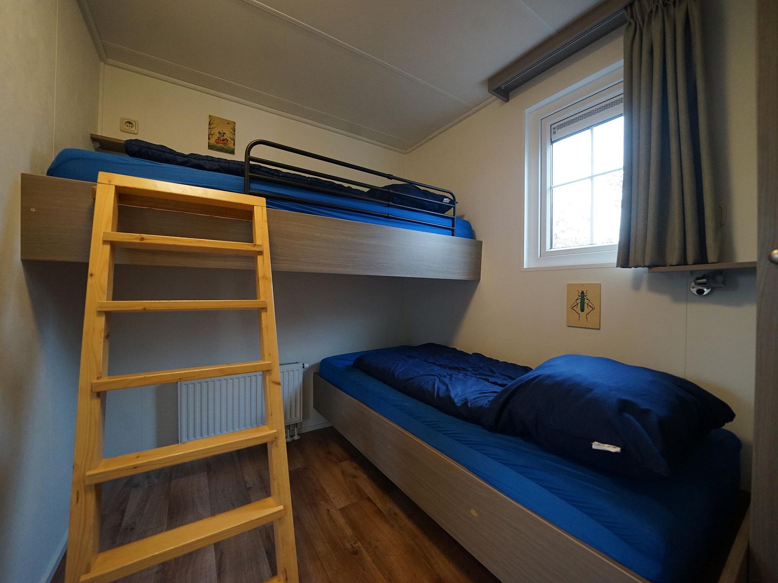 Gemtliches Schlafzimmer mit Etagenbett in einem freistehenden Haus in Otterlo, Veluwe, Gelderland, ideal fr einen Familienurlaub in der Natur.