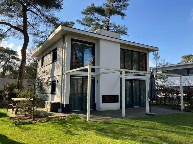 Cube Magnifique MIVA 8, ein luxurioeses Ferienhaus in Otterlo, Veluwe, mit moderner Terrasse und gruener Umgebung, ideal fuer Natururlaub.
