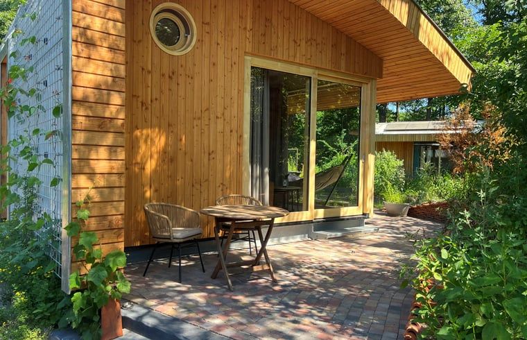 Geniet van de serene veranda bij Vakantiehuis in Otterlo, gelegen in de prachtige Veluwe, Gelderland.