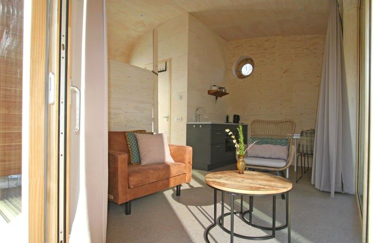 Gezellige binnenruimte van Vakantiehuis in Otterlo, een vakantiehuis in de Veluwe, Gelderland met moderne inrichting en comfortabele zithoek.