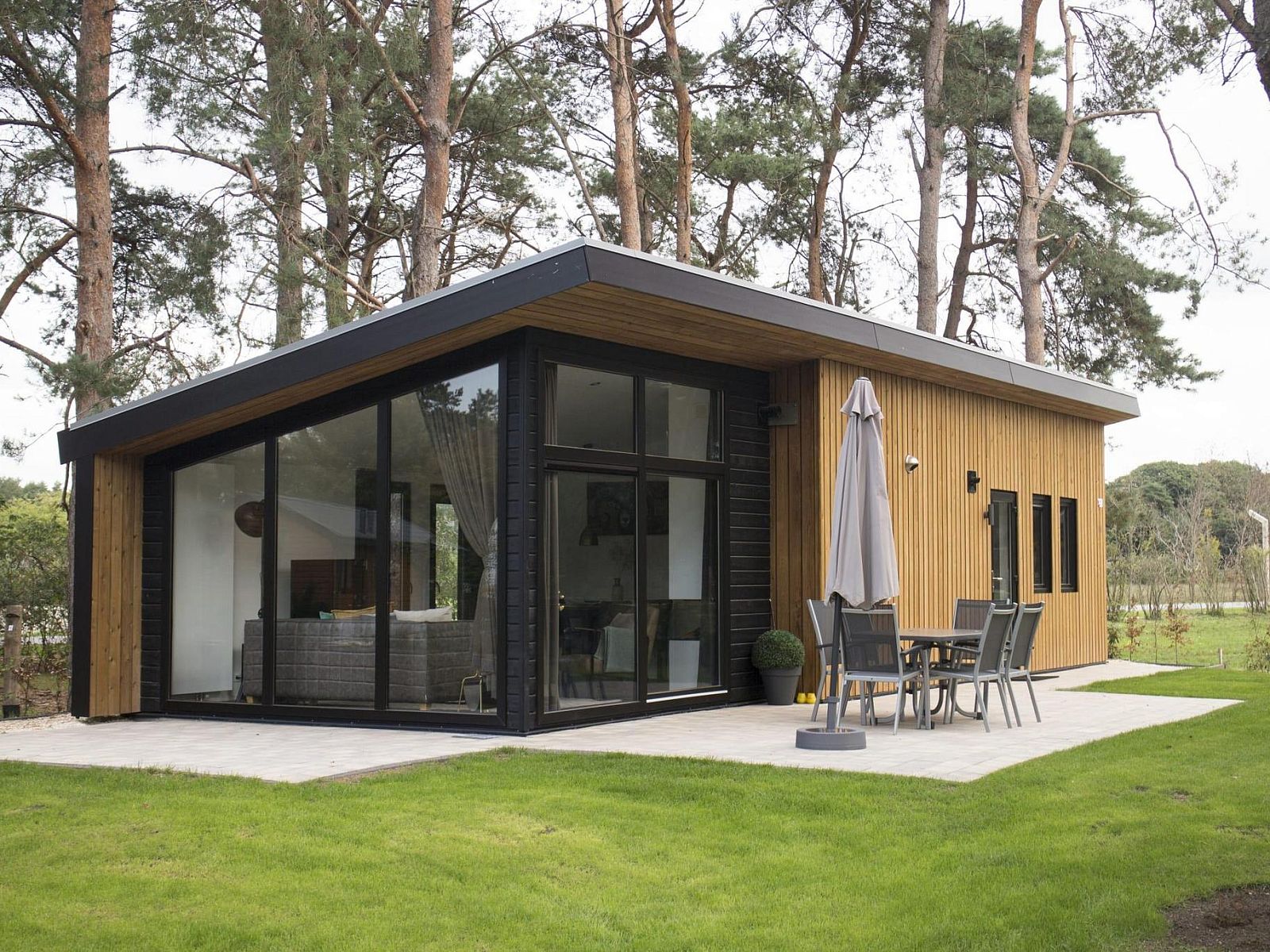 Pavilion 6 vacation home in Otterlo, Veluwe with modern veranda and terrace, surrounded by beautiful nature in Gelderland.