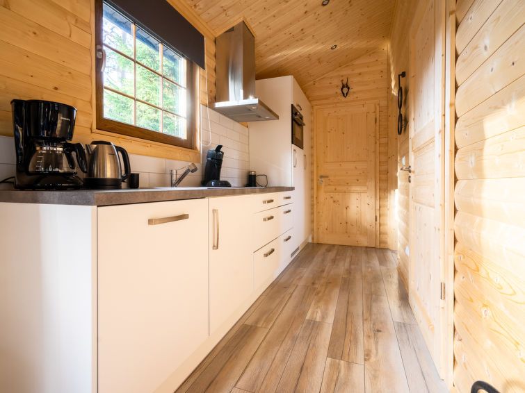 Moderne keuken in Vakantiehuis Boekhorst 5, Otterlo, Veluwe met complete apparatuur en houten afwerking.