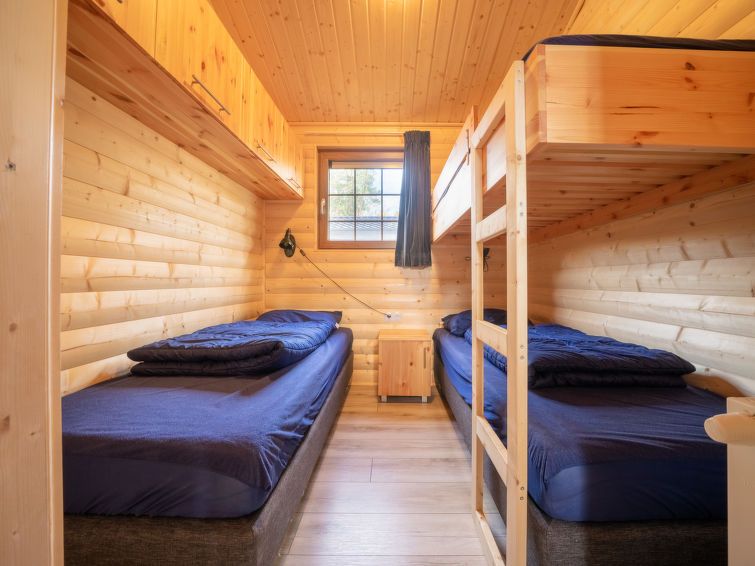 Tweede slaapkamer in Vakantiehuis Boekhorst 5, Otterlo, Veluwe met stapelbed en gezellige inrichting.