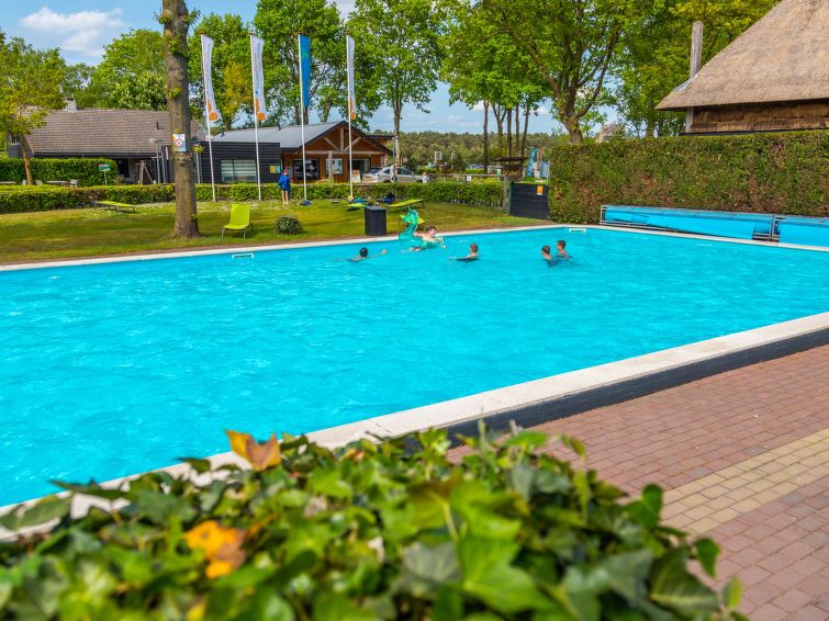 Zwembadfaciliteiten bij Vakantiehuis Boekhorst 5, Otterlo, Veluwe voor ontspanning en plezier in de zon.