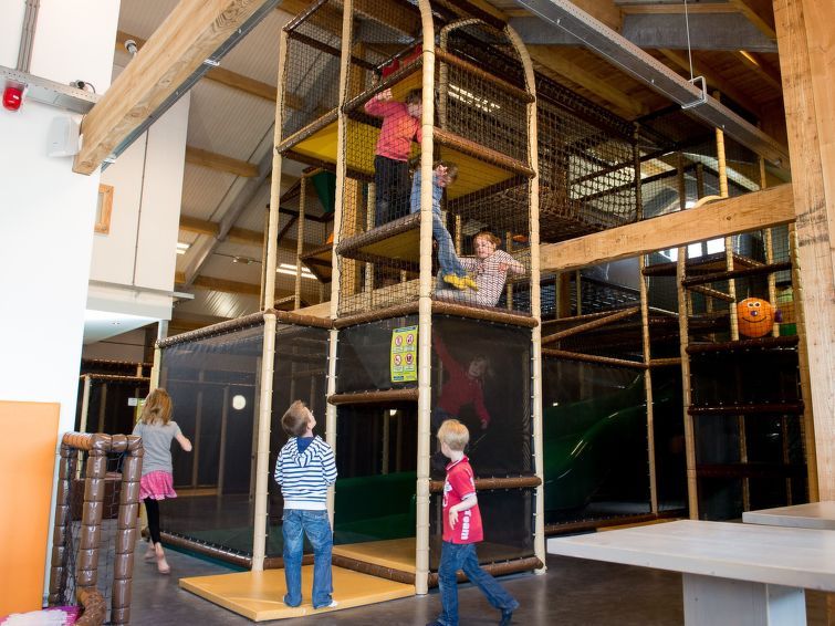 Indoorspeelplaats voor kinderen bij Vakantiehuis Boekhorst 5, Otterlo, Veluwe met klimstructuren en spelopties.