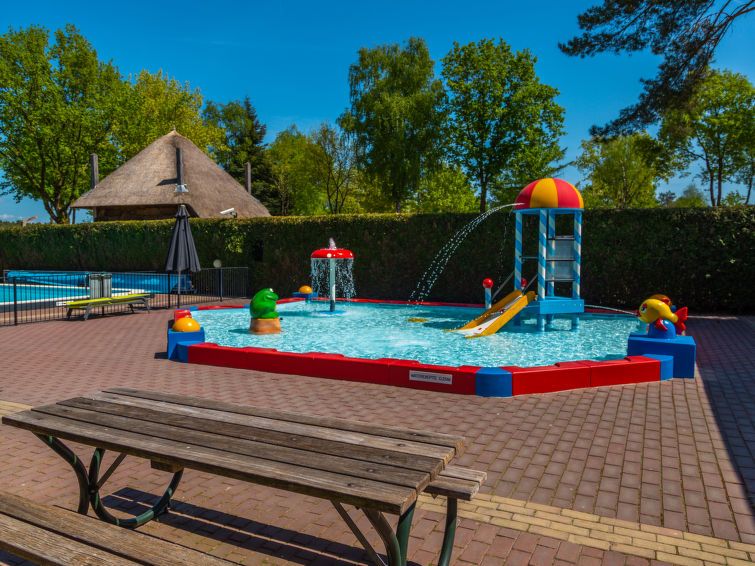 Kinderzwembad met speelstructuren bij Vakantiehuis Boekhorst 5, Otterlo, Veluwe voor jongere gasten.