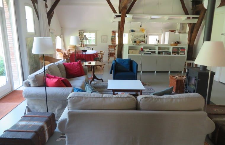 Gezellige woonkamer van Vakantiehuis in Epe, Veluwe, Gelderland met comfortabele banken en open keuken.
