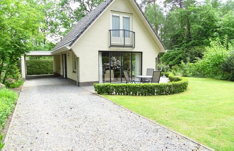 Vacation home in Epe in the Veluwe, Gelderland, with inviting terrace and green garden, surrounded by nature.