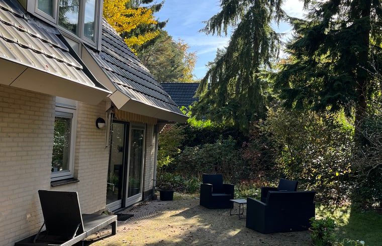 Geniet van de rust op het terras van Huisje in Epe, een vakantiehuis op de Veluwe in Gelderland, omringd door weelderige natuur.
