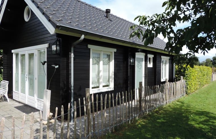 Charmantes Ferienhaus in Epe, Veluwe, Gelderland mit einer einladenden Veranda und gruener Umgebung, ideal fuer einen entspannten Aufenthalt.