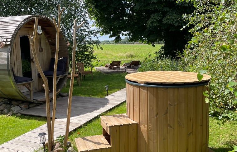 Entspannen Sie sich im Garten des Ferienhauses in Scherpenzeel, Gelderland, mit Sauna und Blick auf die Veluwe-Landschaft.