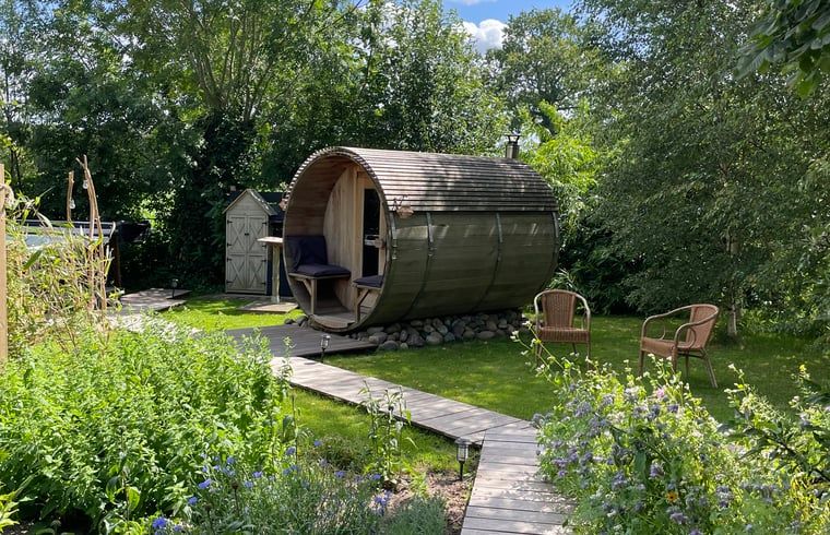 Das Ferienhaus in Scherpenzeel Gelderland bietet eine einzigartige Gartenatmosphaere mit einer Holzhuette inmitten der gruenen Natur an der Veluwe.