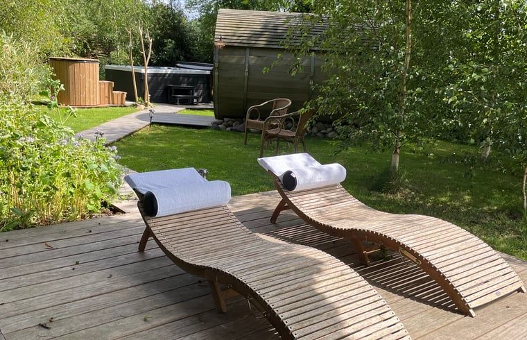 Geniessen Sie die Entspannung auf der Terrasse des Ferienhauses in Scherpenzeel Gelderland, inmitten der gruenen Natur der Veluwe.