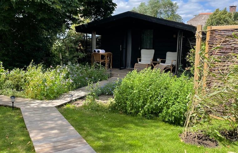 Geniessen Sie Ruhe und Frieden in einem Ferienhaus in Scherpenzeel, Gelderland, mit einer charmanten Terrasse inmitten der ueppigen Veluwe-Natur.