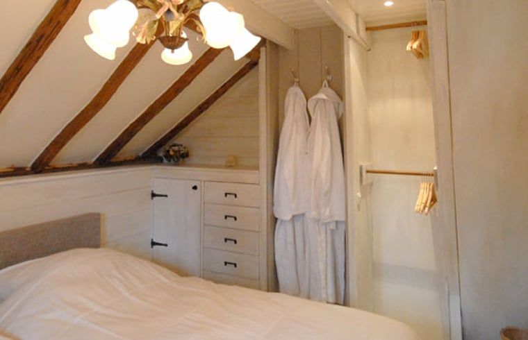 Gemuetliches Schlafzimmer im Ferienhaus in Vierhouten, Veluwe, Gelderland mit Holzbalken und komfortabler Einrichtung.