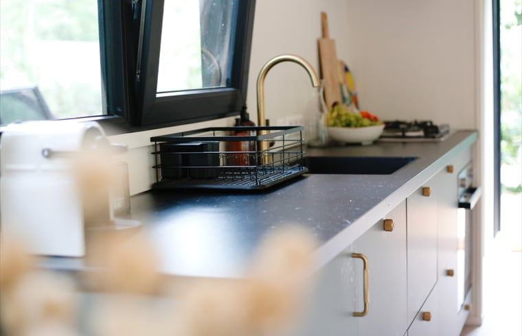 Moderne keuken in Huisje in Nunspeet, vakantiehuis op de Veluwe, Gelderland.