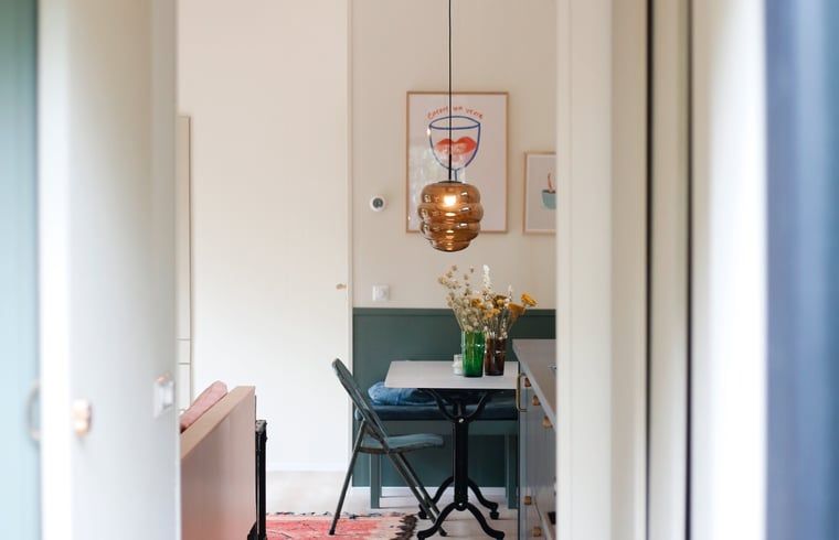 Doorkijk naar eetruimte in Huisje in Nunspeet, vakantieaccommodatie in de Veluwe, Gelderland.