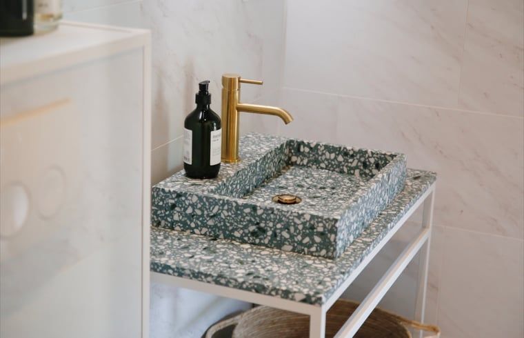 Moderne badkamer met wastafel in Huisje in Nunspeet, Veluwe, Gelderland.