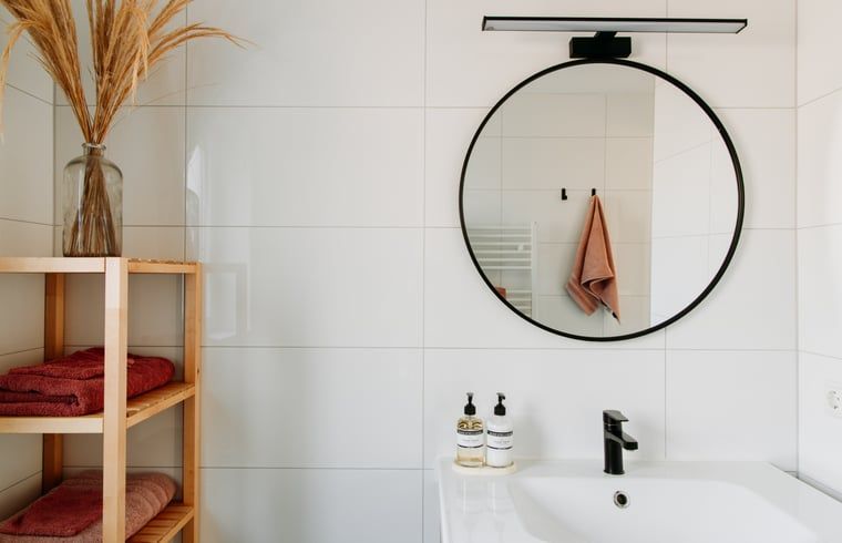 Modern sink and mirror in Cottage in Nunspeet, Veluwe, with stylish accessories.