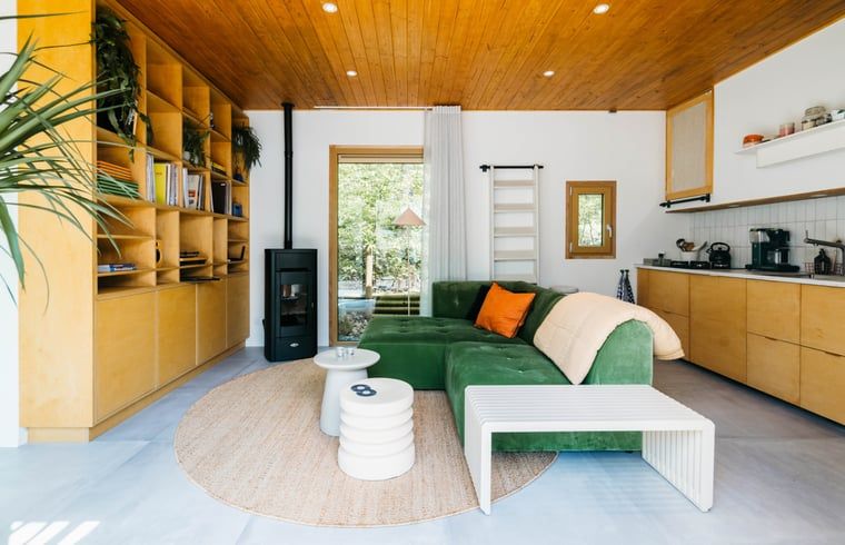 Gemuetliches Wohnzimmer mit Holzofen im Ferienhaus in Nunspeet, Veluwe, Gelderland.