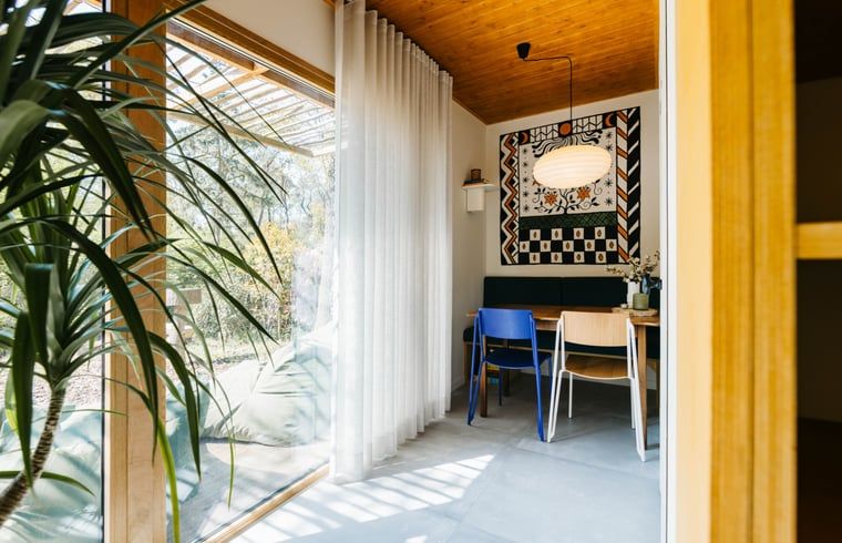 Essecke mit Blick auf die Natur im Ferienhaus in Nunspeet, Veluwe, Gelderland.