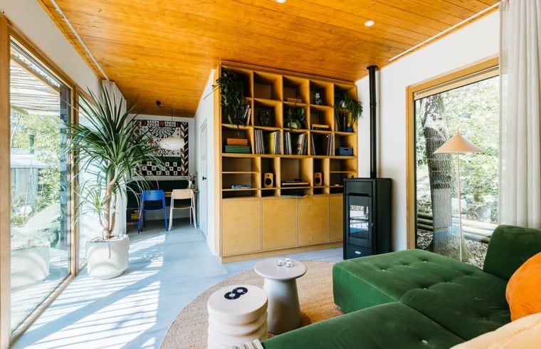 Geraeumiger Innenraum mit Buecherregalen im Ferienhaus in Nunspeet, Veluwe, Gelderland.