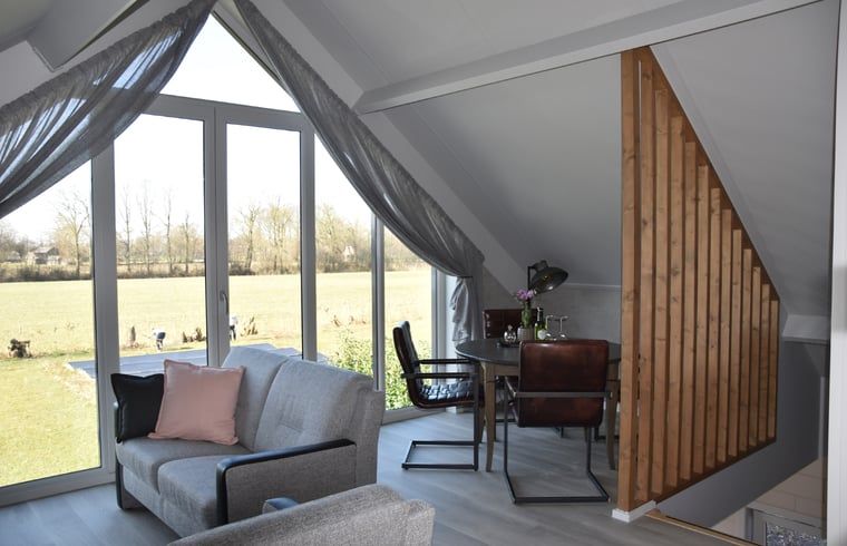 Gemuetlicher Wohnraum im Ferienhaus in Lunteren mit Blick auf die Veluwe, Gelderland.
