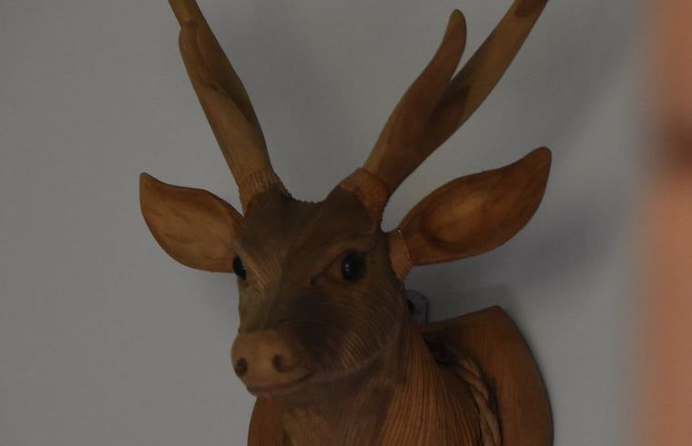 Holzdekoration eines Hirsches in einem Ferienhaus in Lunteren, Veluwe, Gelderland.