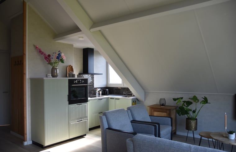 Moderne Kueche im Ferienhaus in Lunteren mit gemuetlicher Sitzecke, Veluwe, Gelderland.