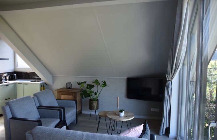 Geraeumiges Wohnzimmer im Ferienhaus in Lunteren mit Blick auf die Veluwe, Gelderland.