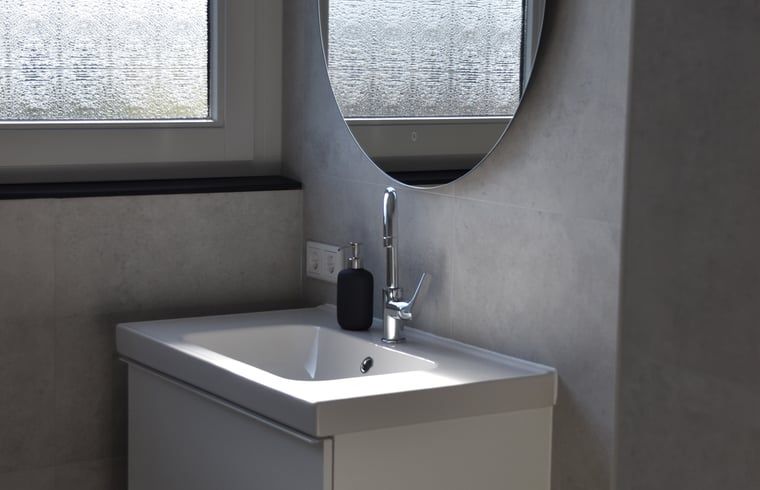 Modernes Waschbecken im Badezimmer des Ferienhauses in Lunteren, Veluwe, Gelderland.