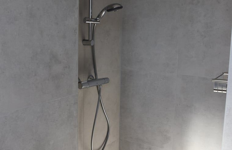 Begehbare Dusche im Badezimmer des Ferienhauses in Lunteren, Veluwe, Gelderland.