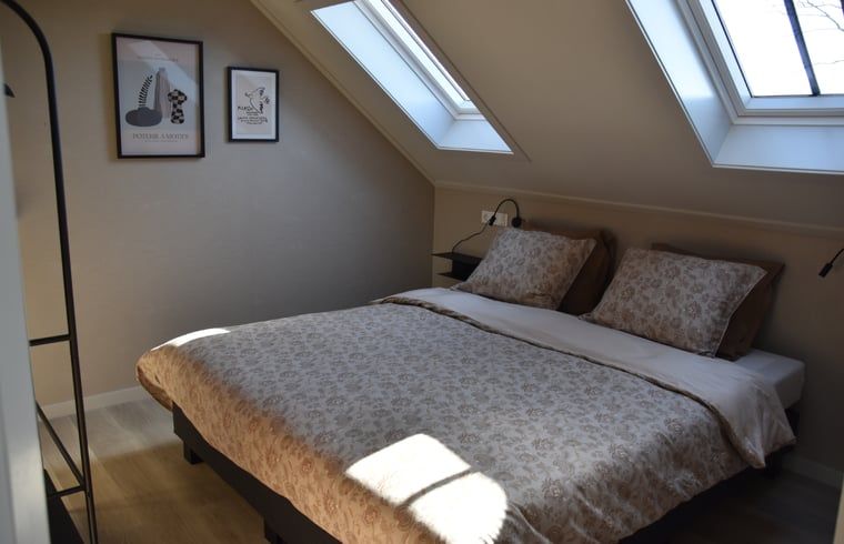 Schlafzimmer mit Doppelbett im Ferienhaus in Lunteren, Veluwe, Gelderland.