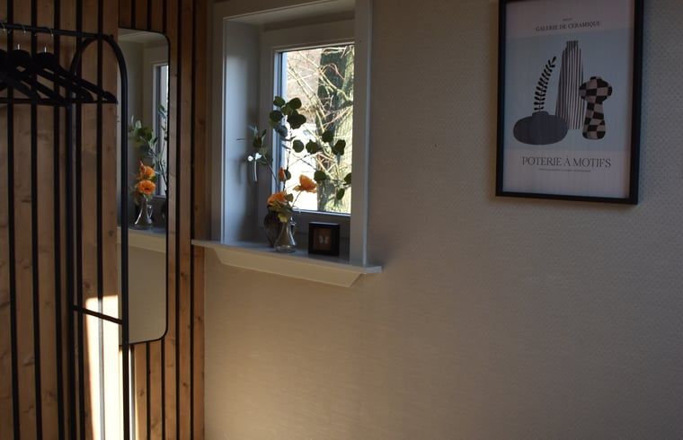 Dekorative Fensterbank im Schlafzimmer eines Ferienhauses in Lunteren, Veluwe, Gelderland.