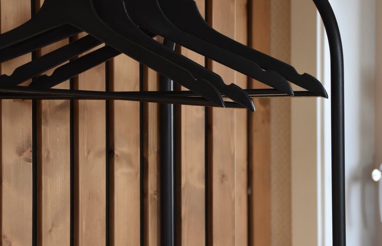 Kleiderbuegel im Schlafzimmer des Ferienhauses in Lunteren, Veluwe, Gelderland.