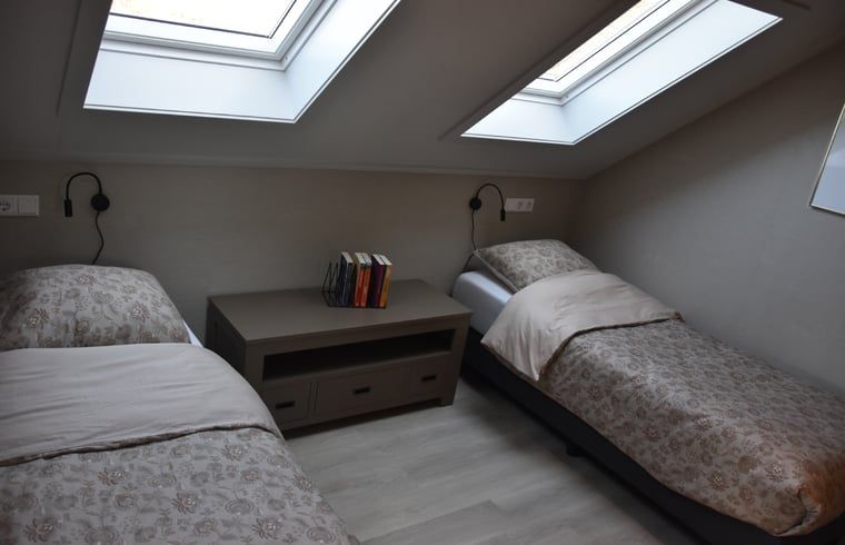 Zweites Schlafzimmer mit zwei Einzelbetten im Ferienhaus in Lunteren, Veluwe, Gelderland.