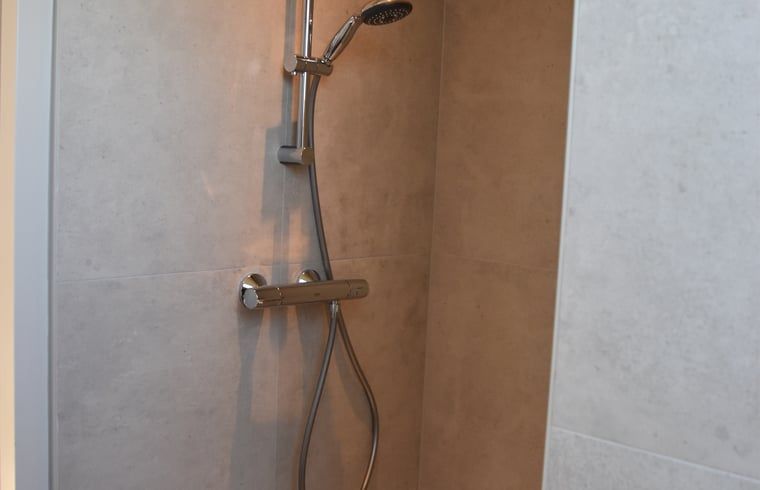 Modern eingerichtete Dusche im Ferienhaus in Lunteren, Veluwe, Gelderland.