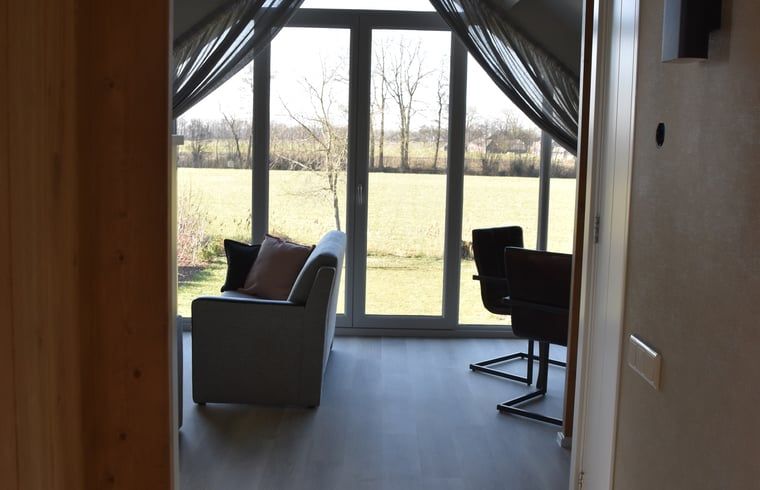 Wohnzimmer mit Weitblick im Ferienhaus in Lunteren, Veluwe, Gelderland.