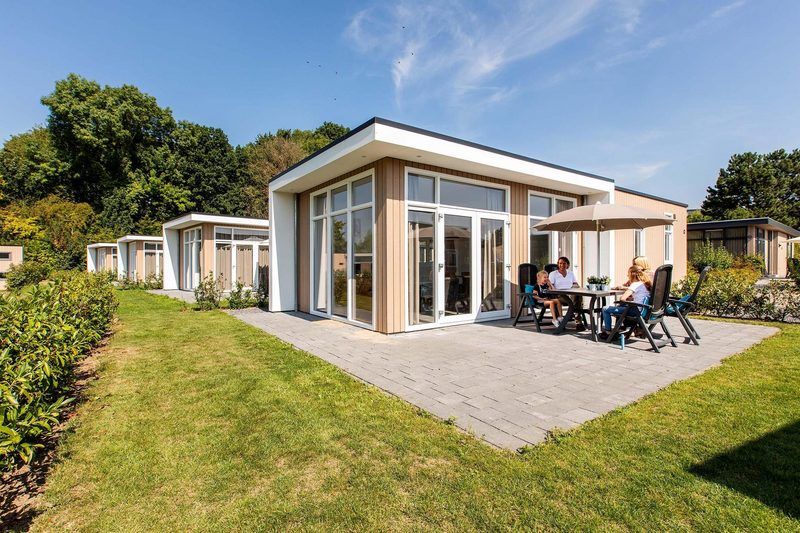 Geniet van de zon op het terras van Module 6 personen in Lunteren, Veluwe, Gelderland, een ruim vakantiehuis.