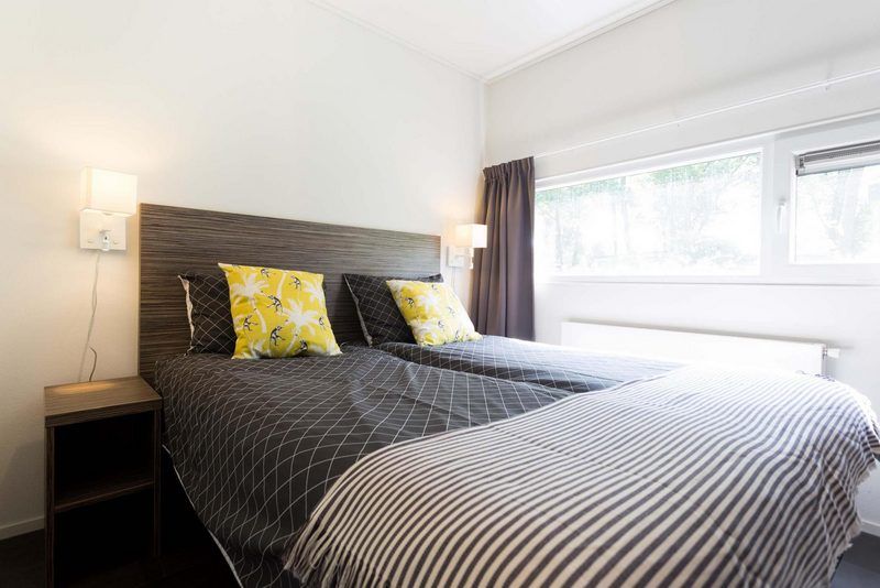Schlafzimmer mit Doppelbett in Z Modul 4 Personen, Lunteren, Veluwe, Gelderland, hell und komfortabel.