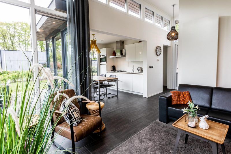 Z Modul 4 Personen in Lunteren, Veluwe, Gelderland mit geraeumigem Wohnzimmer und bequemer Sitzgelegenheit.