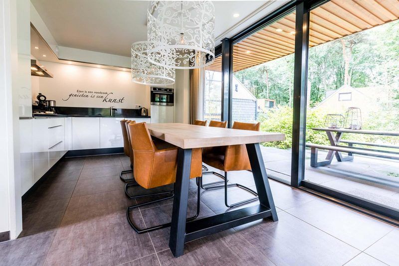 Moderne Kueche in Erholungsvilla 6 Personen Wellness, Lunteren, Veluwe. Vollstaendig ausgestattet mit Blick auf den Garten.