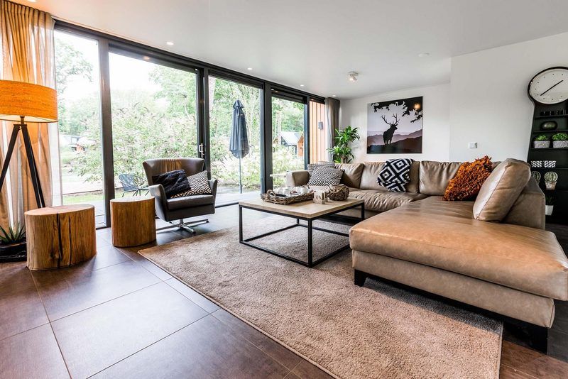 Gemuetliche Sitzecke mit Kamin in der Recreation Villa 6 Personen Wellness, Lunteren, Veluwe. Perfekt fuer Entspannung.