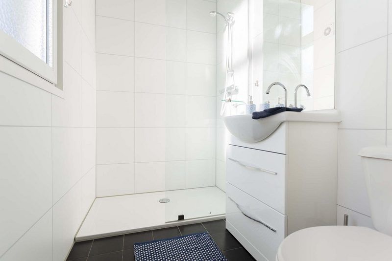 Moderne badkamer in Module 5 personen vakantiehuis, Lunteren, Veluwe, met ruime douche.