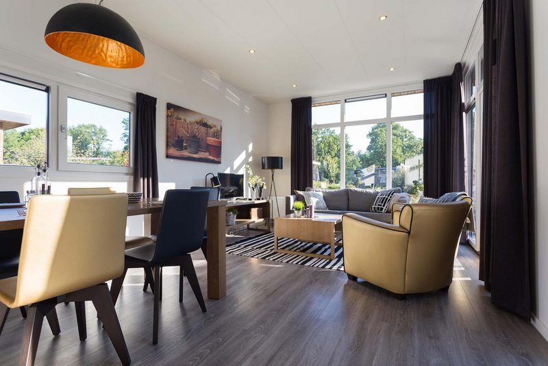 Ruime leefruimte in Module 5 personen vakantiehuis, Lunteren, Gelderland, met groot raam en zithoek.