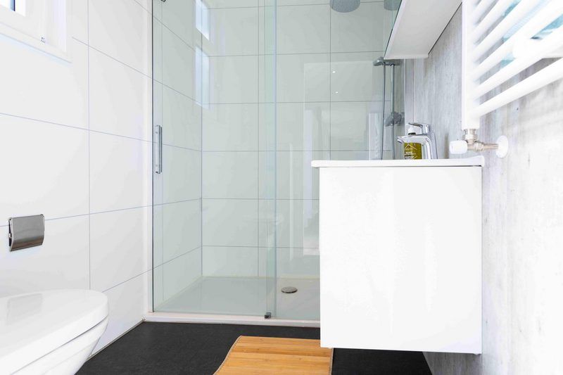 Stylish bathroom in Module special 4 persons vacation home, Lunteren, Veluwe with spacious shower.